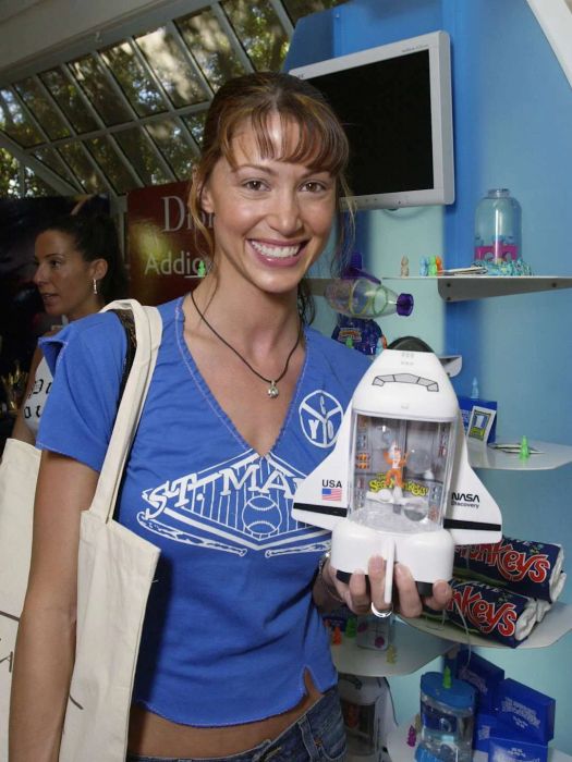 Shannon Elizabeth posing with the Sea-Monkey 'Discovery' tank in 2003.