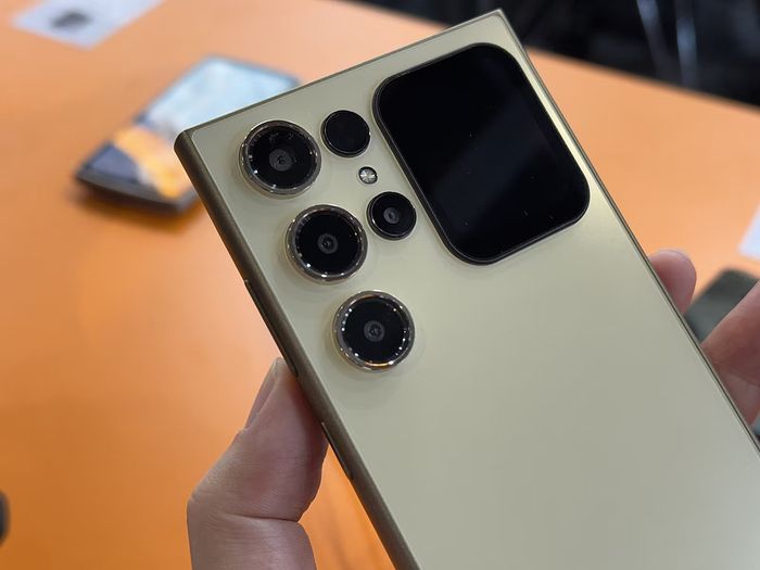 Thiết kế của OUKITEL C62 gần như là bản sao hoàn hảo của S24 Ultra, đi kèm với màn hình phụ độc đáo