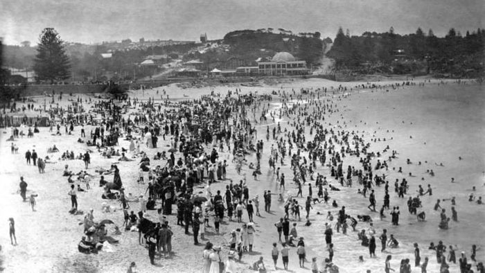 Coogee Beach around 1905, with the Coogee Aquarium visible in the background.
