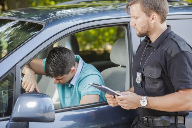 9-traffic-stop-cop_000077417371_Small