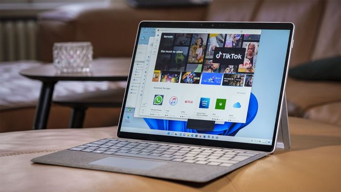 Chiếc laptop nhỏ gọn dành cho nữ Microsoft Surface Pro 8