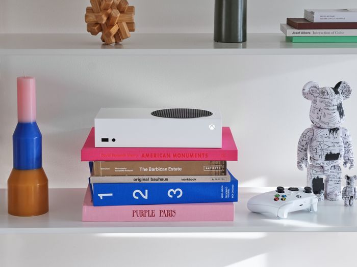 An Xbox Series S placed on a stack of books