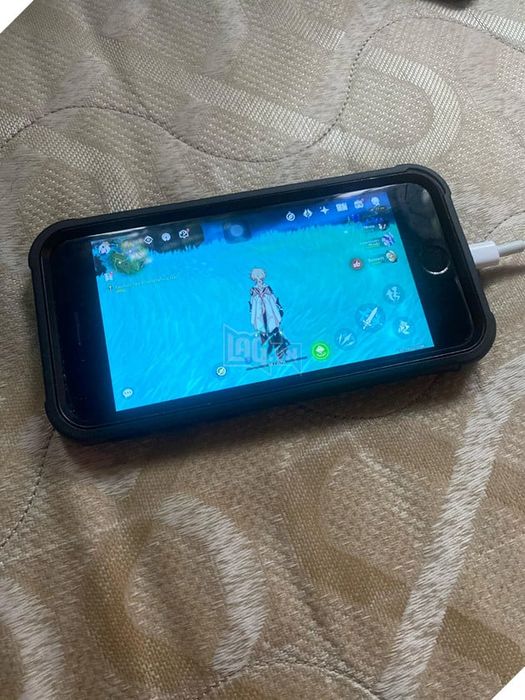Cộng đồng game thủ xôn xao trước hình ảnh một người chơi Genshin Impact trên iPhone 8