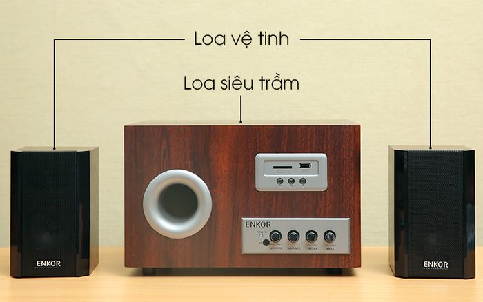 Bộ sản phẩm gồm 1 loa siêu trầm, 2 loa vệ tinh - Loa vi tính 2.1 Enkor S2850 Nâu