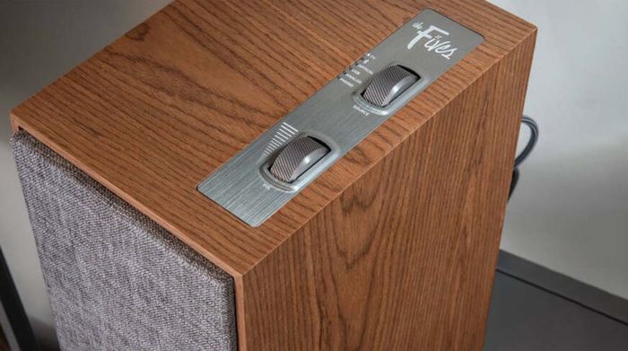Cặp Loa Bluetooth Klipsch The Fives Walnut - Điều khiển trực quan trên thân loa