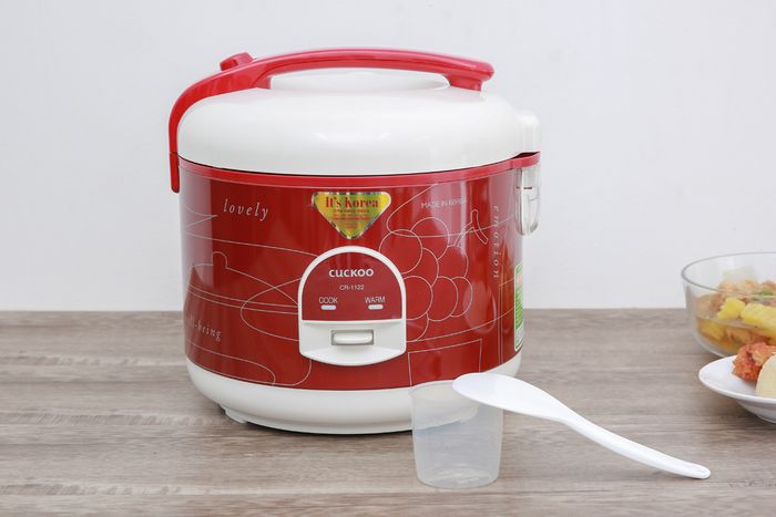 Có thân nồi phủ màu đỏ đô nổi bật, họa tiết ấn tượng - Nồi cơm điện Cuckoo 2 lít CR-1122