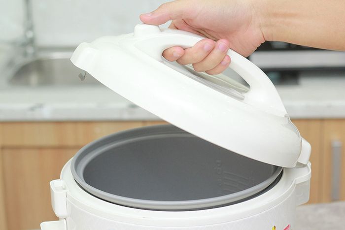 Nồi cơm nắp gài Sharp KS-N182ETV - Nút nhấn mở nắp đơn giản