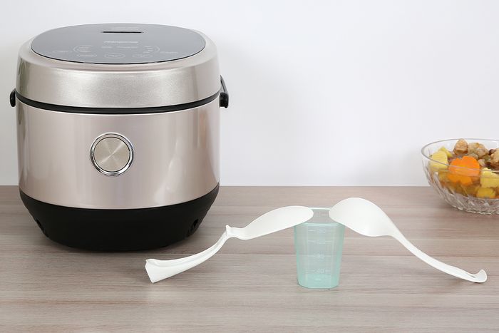 Nồi cơm điện tử Kangaroo 1.8 lít KG18DR12 thiết kế nhã nhặn