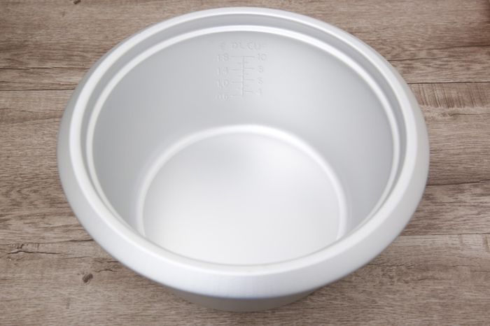 Lòng nồi cơm điện bằng hợp kim nhôm sáng bóng - Nồi cơm nắp rời Sunhouse 1.8 lít SHD8125