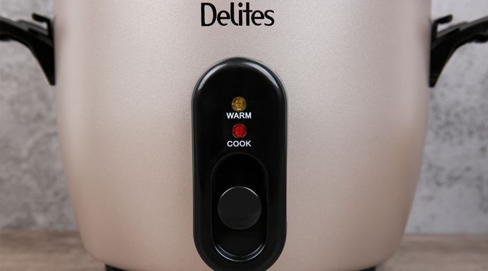 Dễ dùng với nút gạt - Nồi cơm nắp rời Delites 1.8 lít RC-10W003