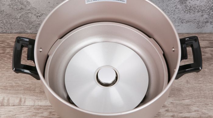 Tay cầm chắc chắn cách nhiệt - Nồi cơm nắp rời Delites 1.8 lít RC-10W003