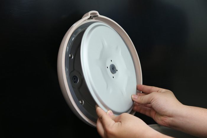 Nắp trong có thể tháo lắp để vệ sinh khi cần