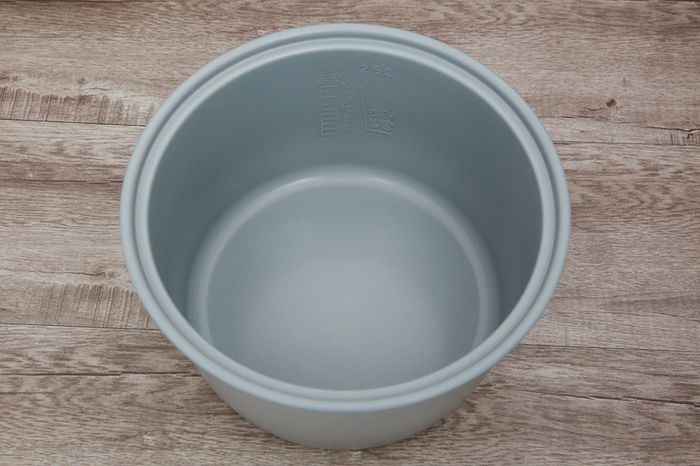 Lòng nồi chống dính - Nồi cơm nắp gài Cuckoo CR- 1413