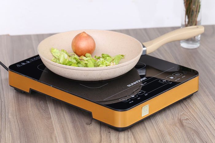 Bếp hồng ngoại Sunhouse SHD 6015 sử dụng được mọi loại nồi, chảo