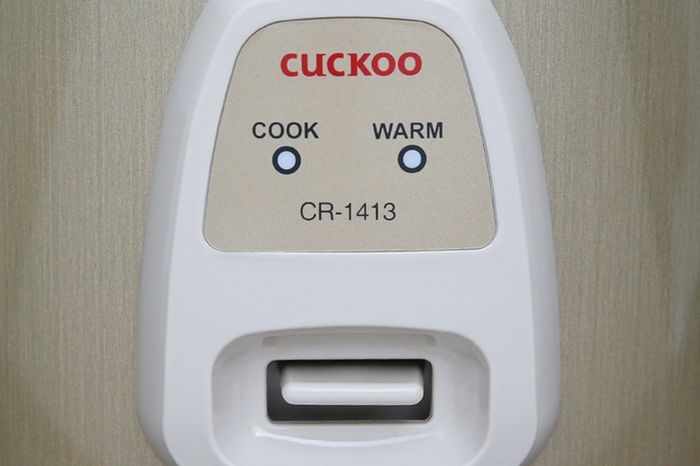 Dễ dùng - Nồi cơm nắp gài Cuckoo CR- 1413