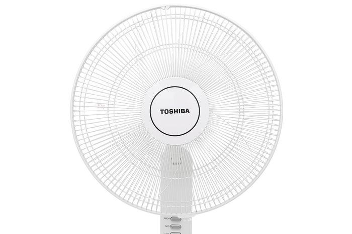 Có 5 cánh quạt - Quạt đứng Toshiba F-LSA10(W)VN Trắng