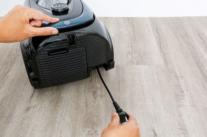 Thu gọn day điện nhanh chóng bằng cách nhấn vào vị trí này - Máy hút bụi Samsung VC18M21M0VN/SV-N