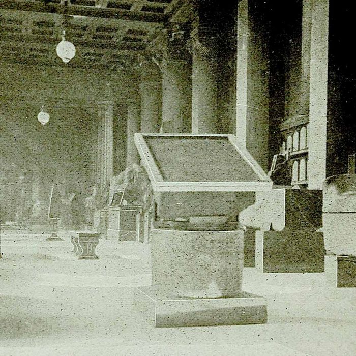 In the early 1900s, the Rosetta Stone was exhibited under a glass enclosure at the British Museum.