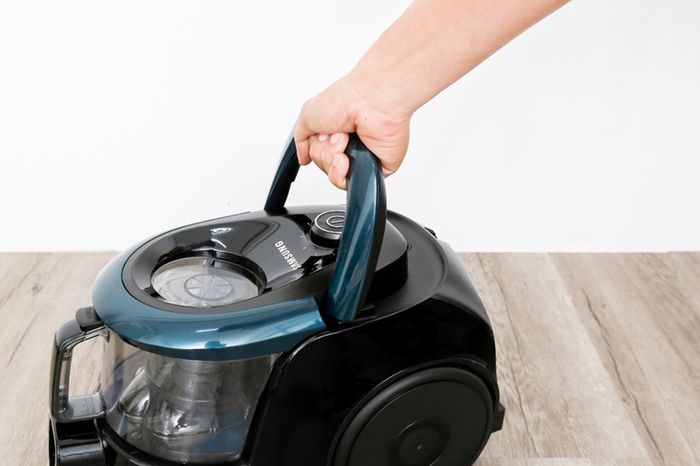 Máy hút bụi thiết kế quai xách giúp di chuyển sản phẩm gọn gàng - Máy hút bụi Samsung VC18M21M0VN/SV-N