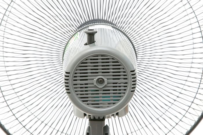 Động cơ bạc thau được bảo trong hộp nhựa phía sau mặt quạt - Quạt đứng KDK P41U