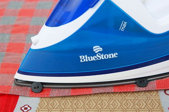 Bàn ủi hơi nước Bluestone SIB-3806 - rảnh cúc ủi hàng cúc dễ dàng