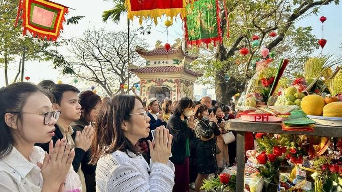 Mẫu văn khấn chi tiết dành cho Phủ Tây Hồ.