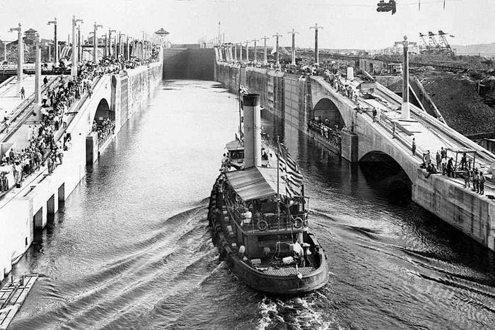 The first ship passes through the Gatún Locks.