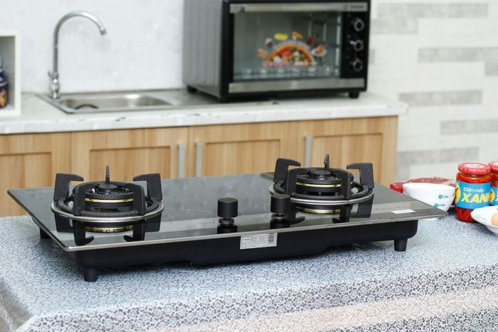 Thiết kế bếp gas âm hiện đại, màu đen trắng sang trọng