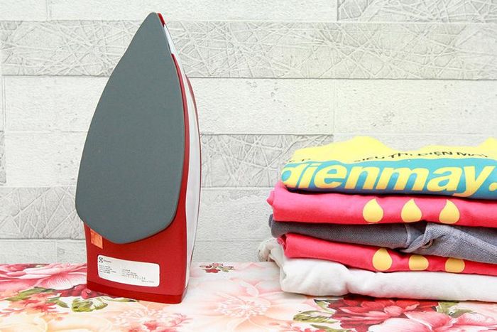 Mặt đế chống dính, giảm nhẹ công sức khi ủi đồ