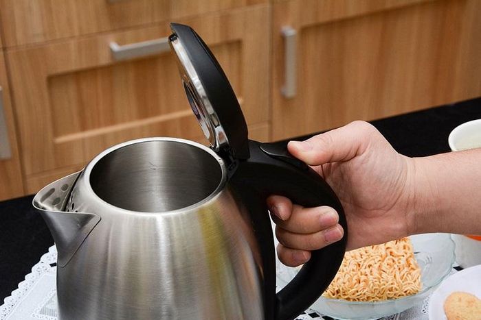 Nắp đóng mở chỉ với 1 thao tác ấn nút