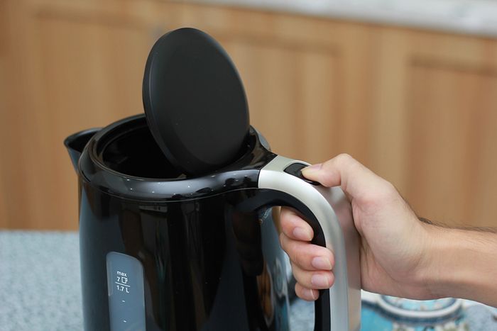 Nút mở nắp trên tay cầm, dễ dàng rót nước bằng một tay