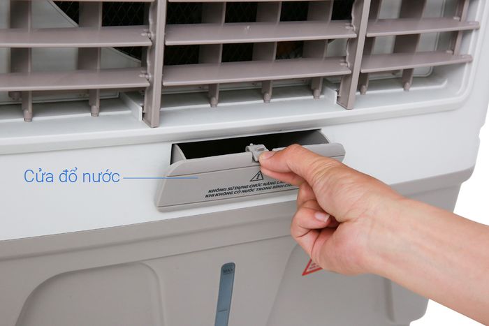Có cửa đổ nước rộng, dễ châm nước - Quạt điều hòa Sunhouse SHD7746