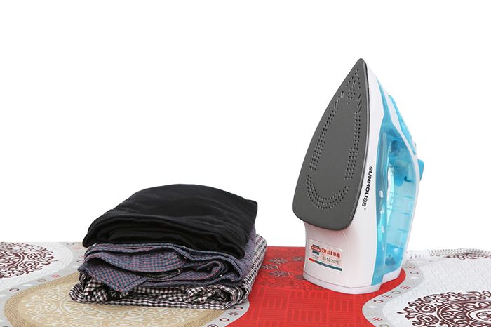 Chống dính - Bàn ủi hơi nước Sunhouse SHD2065