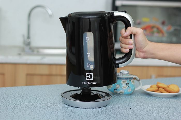 Dễ dàng nhấc ấm lên xuống