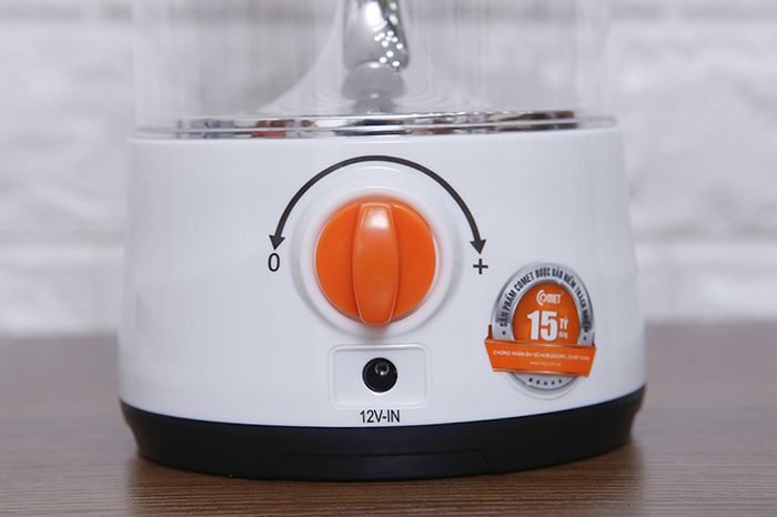 Dễ dùng - Đèn sạc Comet CRL3103S