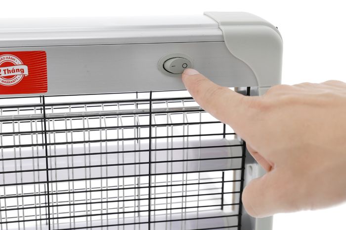 Có 1 nút nhấn dễ thao tác bật/tắt đèn - Đèn bắt muỗi Điện Quang ĐQ EML05L