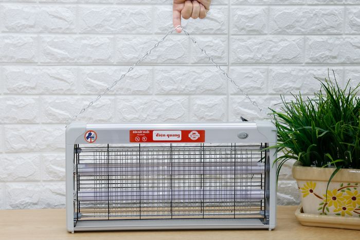 Trang bị quai xách giúp bạn di chuyển đèn nhanh nhẹn - Đèn bắt muỗi Điện Quang ĐQ EML05L