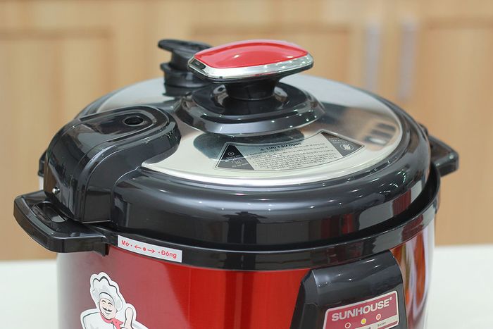 Nắp nồi kín - Nồi áp suất điện Sunhouse SHD-1552 5 lít