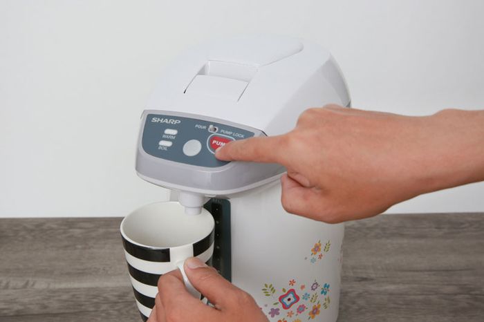 Rót nước bằng nhấn nút điện tử tiện lợi - Bình thủy điện Sharp KP-Y32PV-CU 3 lít