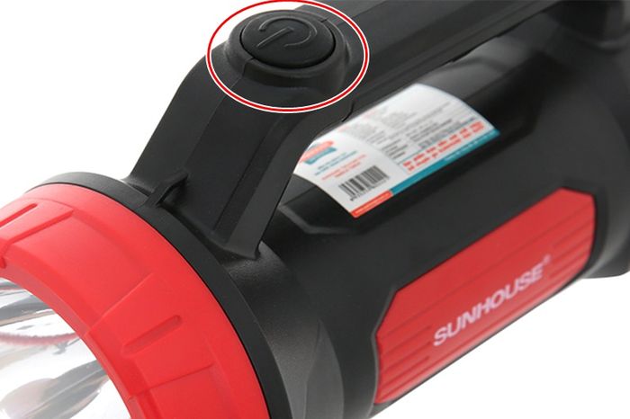 Sử dụng công tắc dễ dàng điều chỉnh 2 bóng đèn pin, đèn tích điện, bật/tắt đèn - Đèn pin sạc đa năng Sunhouse SHE - 8100