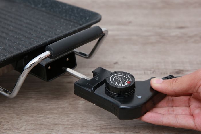 Núm vặn điều chỉnh các mức công suất với chỉ dẫn dễ hiểu, dễ thao tác - Bếp nướng điện Sunhouse SHD4600