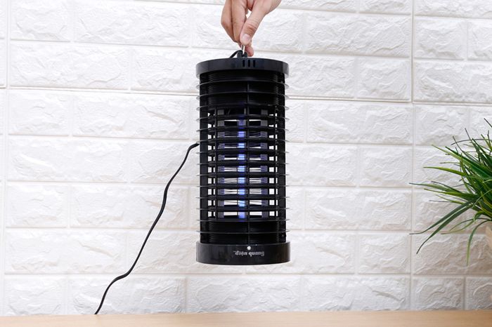 Có móc treo tiện dụng - Đèn bắt muỗi ĐQ EML02 BL