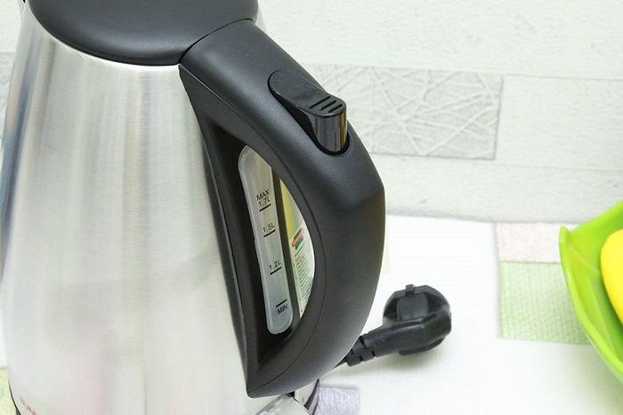 Tay cầm chắc chắn được làm từ chất liệu nhựa chịu nhiệt cao cấp