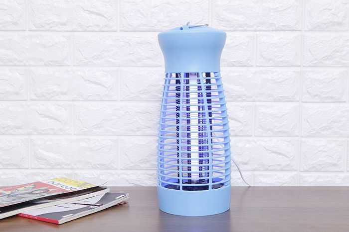 Thiết kế nhỏ gọn, màu xanh trẻ trung, tươi sáng - Đèn bắt muỗi Comet CM069