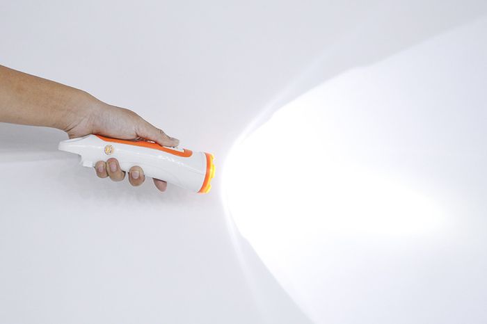 Ánh sáng mạnh, dễ chịu - Đèn pin Comet CRT453