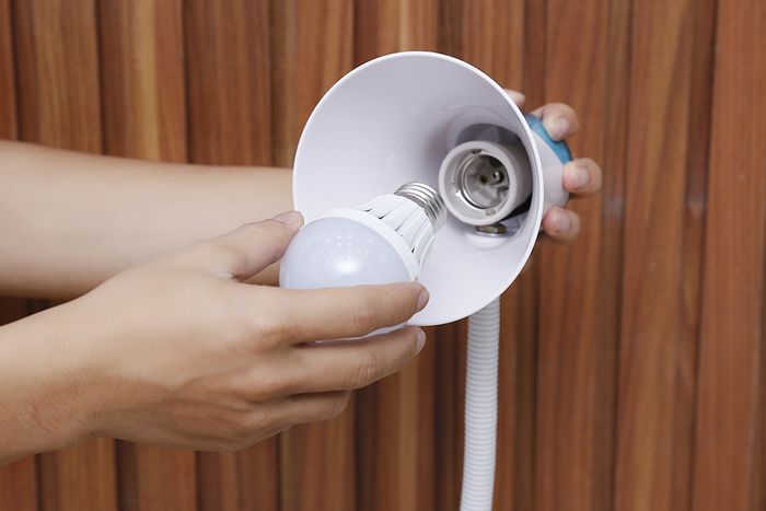 Sử dụng bóng đèn LED 5 W sản xuất theo công nghệ tiên tiến của Nhật Bản cho chất lượng cao - Đèn bàn học Điện Quang ĐQ DKL15