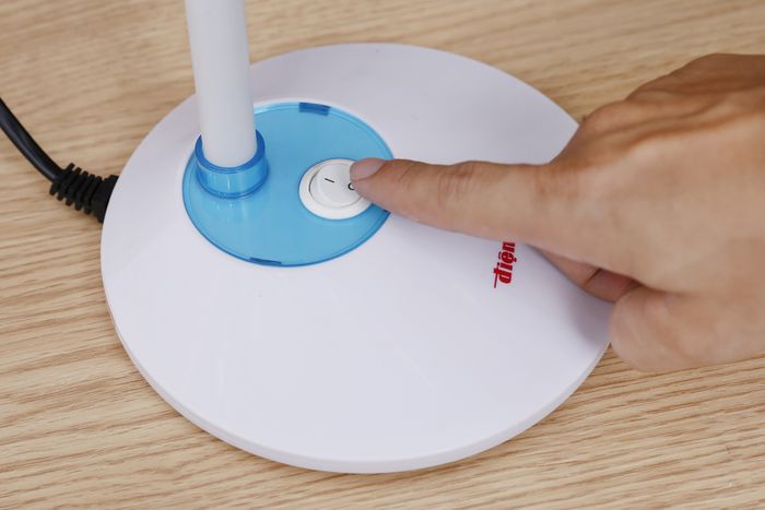Có 1 nút nhấn bật/tắt đèn chiếu sáng dễ thao tác - Đèn bàn học Điện Quang ĐQ DKL15