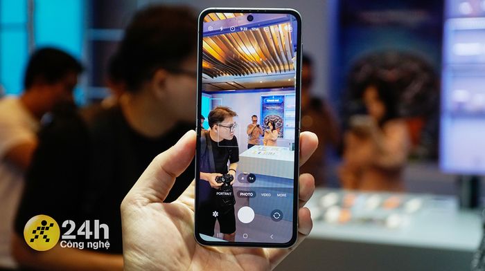 Samsung Galaxy Z Flip6 - Màn hình chính