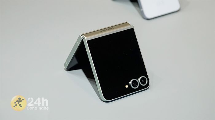 Samsung Galaxy Z Flip6 - Camera