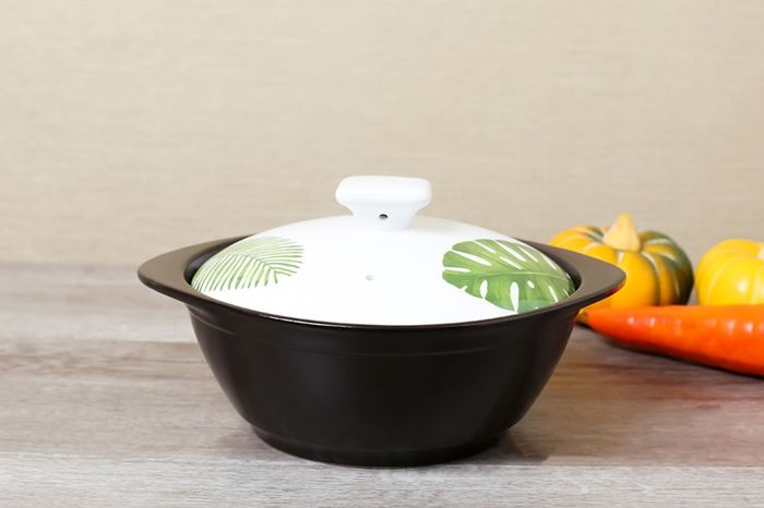 Thiết kế đơn giản mà tinh xảo, dung tích 1.1 lít - Nồi đất 1.1L DongHwa CS005 Chiếc lá